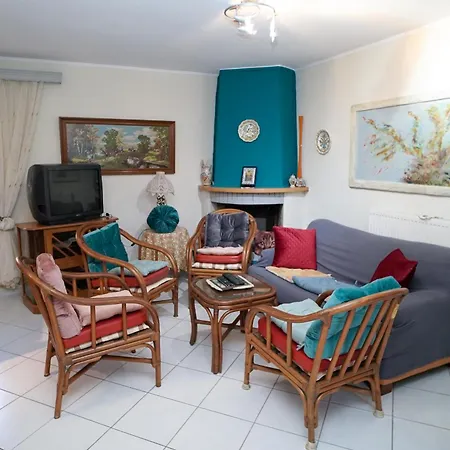 Krassi Apartment, Agios Mattheos 아파트 *