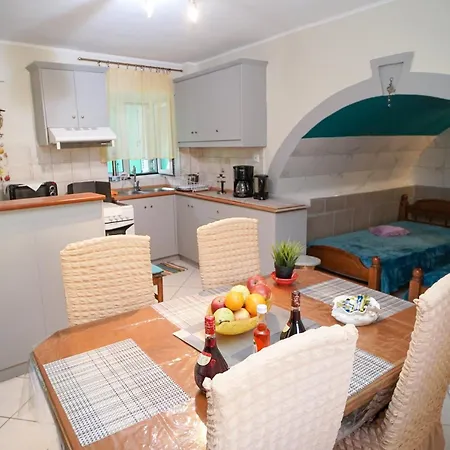 Krassi Apartment, Agios Mattheos 아파트 Ágios Matthaíos