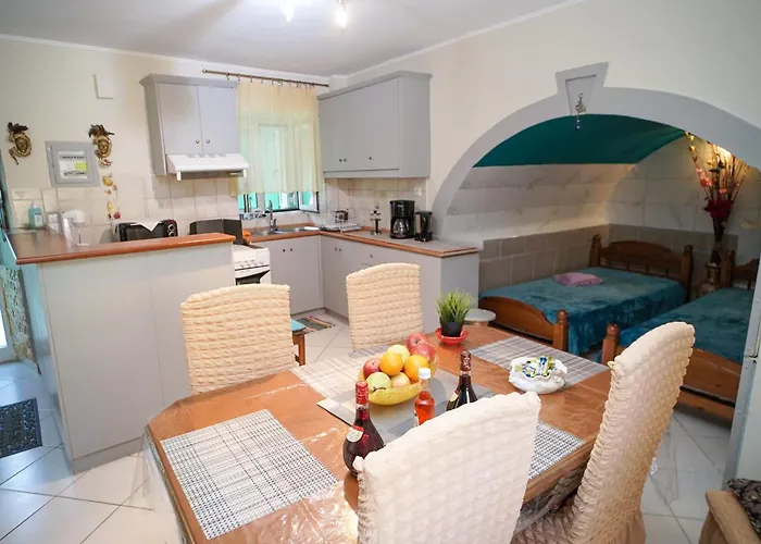 Krassi Apartment, Agios Mattheos アパート Ágios Matthaíos